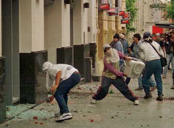 Διαδηλώσεις κατά της κυβέρνησης ξέσπασαν και πάλι σε πόλεις της Αργεντινής