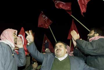 Εκατοντάδες άτομα διαδήλωσαν σε Γάζα και Ραμάλα κατά της σύλληψης του Σααντάτ