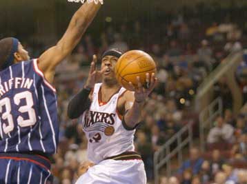 Σημειώνοντας 58 πόντους, ο Αϊβερσον οδήγησε τους 76ers στη νίκη επί των Rockets