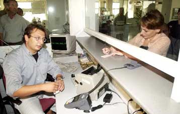 Έσοδα 436,2 δισ. δραχμών το 2001 από παλαιότερους φόρους