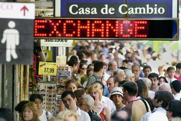 Συνεχίζεται η κατρακύλα του πέσο – Παρέμβαση της κεντρικής τράπεζας της Αργεντινής