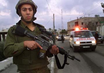 Ένας Παλαιστίνιος νεκρός και χιλιάδες αποκλεισμένοι στη Δ.Όχθη – Εκατέρωθεν απειλές