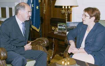 Για το ταξίδι Σημίτη στις ΗΠΑ ενημερώνει τους πολιτικούς αρχηγούς ο υπ. Εξωτερικών