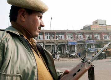 Έκρηξη βόμβας σε αγορά του ινδικού Κασμίρ συμπίπτει με την άφιξη Πάουελ στο Ν. Δελχί