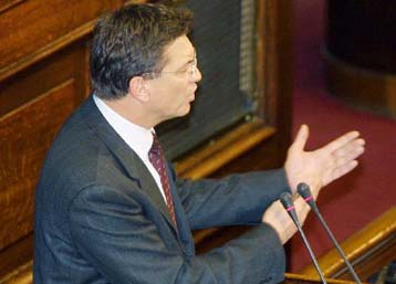 Ένταση στη Βουλή κατά τη συζήτηση του νομοσχεδίου για την αξιολόγηση στην εκπαίδευση