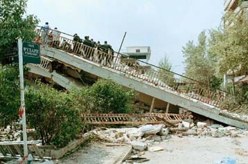 Παύει η ποινική δίωξη για την πολυκατοικία που κατέρρευσε το 1999, λόγω παραγραφής…