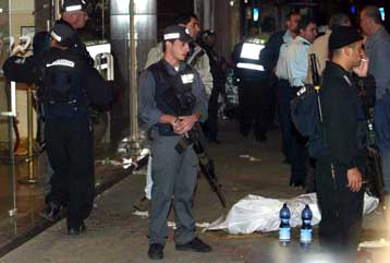 Δίπλα στον Αραφάτ αναπτύχθηκαν τα ισραηλινά άρματα μάχης