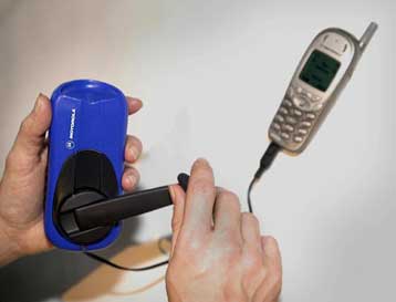 Χειροκίνητη λύση από τη Motorola στο πρόβλημα των κινητών που δεν είναι φορτισμένα