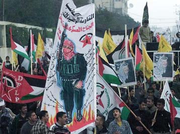 Χιλιάδες Παλαιστίνιοι διαδήλωσαν κατά του αποκλεισμού του Αραφάτ στη Ραμάλα