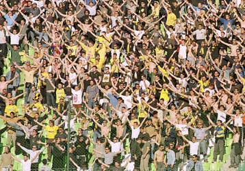 Οπαδοί της ΑΕΚ πυρπόλησαν βαγόνι συρμού του ΗΣΑΠ