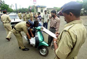 Τέσσερις νεκροί σε ένοπλη επίθεση εναντίον του προξενείου των ΗΠΑ στην Καλκούτα
