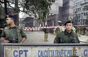 Σε συλλήψεις υπόπτων προχωρά η αστυνομία της Ινδίας για την επίθεση στην Καλκούτα