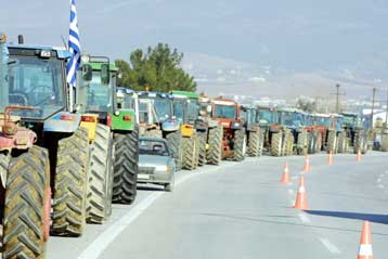 Αγρότες και κτηνοτρόφοι ελευθέρωσαν το δρόμο Θεσσαλονίκης – Μουδανιών