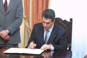 Ορκίστηκε ο νέος υφυπουργός Εξωτερικών Ανδρέας Λοβέρδος