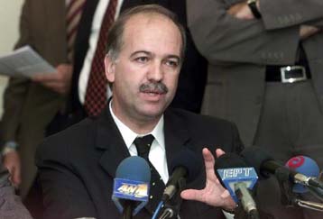 Αυξήσεις 3,2% για τους δημοσίους υπαλλήλους το 2002 ανακοίνωσε η κυβέρνηση