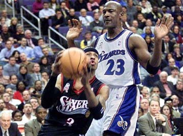 Αν και σημείωσε 30 πόντους ο Τζόρνταν δεν κατάφερε να ανακόψει την προέλαση των 76ers