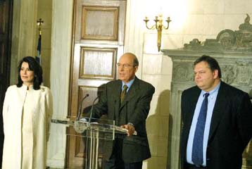 Ενημέρωση του πρωθυπουργού για την επίσκεψη Όσβαλντ από Αγγελοπούλου και Βενιζέλο