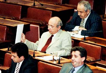 Την έναρξη διαλόγου στο ΠΑΣΟΚ για το ασφαλιστικό ζητούν 45 βουλευτές του Κινήματος