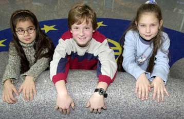 Σχεδόν 17 εκατομμύρια παιδιά ζουν κάτω από τα όρια της φτώχειας στην ΕΕ