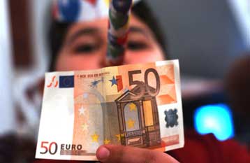 Έτοιμοι να εγκαταλείψουν τη στερλίνα για το ευρώ, δηλώνουν τώρα οι Βρετανοί