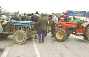 Αγρότες και κτηνοτρόφοι έκλεισαν προσωρινά το δρόμο Θεσσαλονίκης – Νέων Μουδανιών