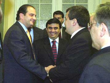 Οι διμερείς σχέσεις κυριάρχησαν στη συνάντηση του Καραμανλή με τον Αλβανό πρωθυπουργό