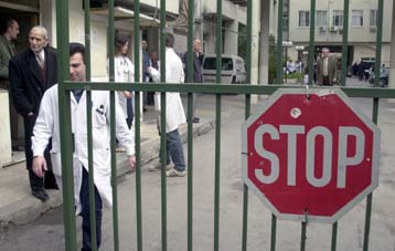 Συνταγματικός ο νόμος που απαγορεύει τη διπλοθεσία  στους πανεπιστημιακούς γιατρούς