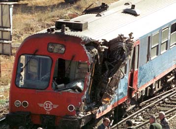 Σύγκρουση τρένου με βυτιοφόρο γεμάτο βενζίνη στον Ασπρόπυργο – Τρεις τραυματίες