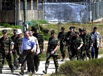 Οι κρατούμενοι του Γκουαντάναμο δεν είναι αιχμάλωτοι πολέμου, κατά τον Ράμσφελντ