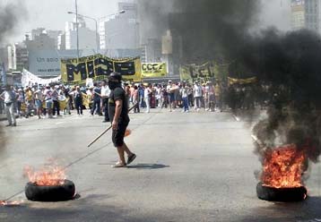 Στα πρόθυρα του χάους η Αργεντινή – «Βουτιά» κάνει η οικονομία