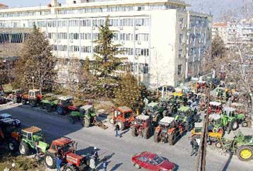 Aποκλεισμοί με… δόσεις από τους αγρότες στη Βόρειο Ελλάδα