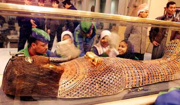 Η Γερμανία επέστρεψε στην Αίγυπτο βάση σαρκοφάγου