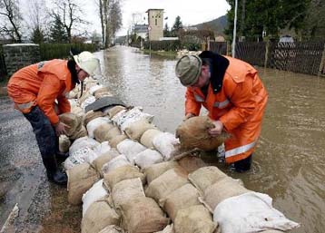 Νεκρούς και τραυματίες αφήνει στο πέρασμά του το κύμα κακοκαιρίας στη ΒΔ Ευρώπη