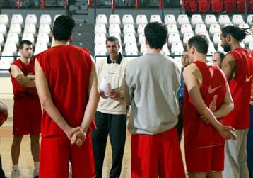 Ντεμπούτο Σούμποτιτς στον πάγκο του Ολυμπιακού, με Σαρλερουά