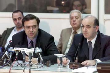 Υστέρηση 35 δισ. δραχμών στα δημόσια έσοδα το  2001 – Αύξηση 6,8% έναντι στόχου 7,1%