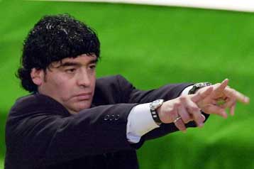 Γκολ και στην πολιτική ετοιμάζεται να σημειώσει ο Ντιέγκο Μαραντόνα