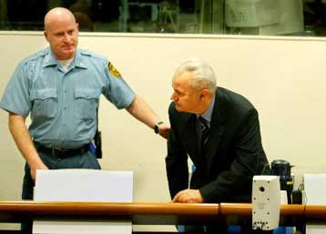 Να αποφυλακιστεί ζητά ο Μιλόσεβιτς – Αλβανοί Κοσοβάροι μάρτυρες κατηγορίας στη δίκη