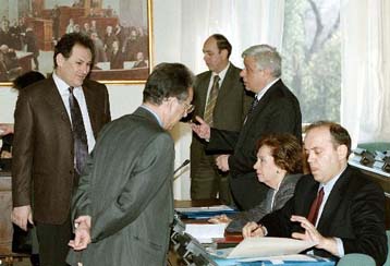 Ένταση στη Βουλή μεταξύ Λαλιώτη και ΝΔ για αεροδρόμιο και «ύποπτους» λογαριασμούς