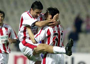 «Ξύπνησε» στο τέλος ο Ολυμπιακός, 3-0 την Καλλιθέα, προβάδισμα πρόκρισης για Ηρακλή