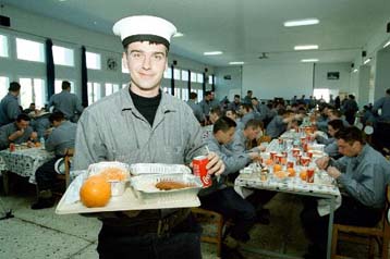 Με διατροφικές διαταραχές 240 ναύτες την πρώτη εβδομάδα του συσσιτίου με catering