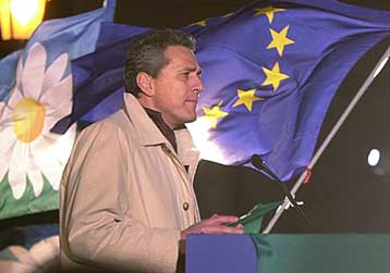 Ηγέτης της ιταλικής κεντροαριστεράς με περιορισμένες αρμοδιότητες παραμένει ο Ρουτέλι