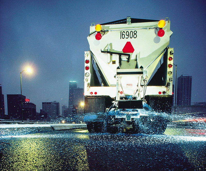 Καυτό αλάτι για να… λυώσει ο πάγος