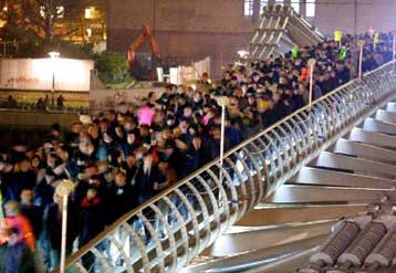 Εθελοντές ελέγχουν εάν «λικνίζεται» η Γέφυρα της Χιλιετίας