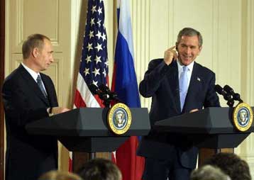 Το Μάιο μεταβαίνει ο Μπους στη Μόσχα για τη διάσκεψη κορυφής με τον Πούτιν