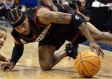 Με τρίποντα των Κιντ και Αϊβερσον επικράτησαν οι Νετς και οι Σίξερς