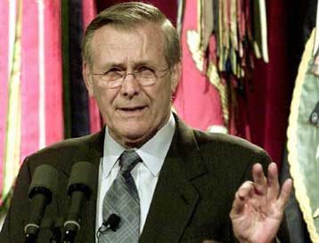 Για διευκολύνσεις στους Ταλιμπάν και την Αλ Κάιντα κατηγορεί το Ιράν ο Ράμσφελντ