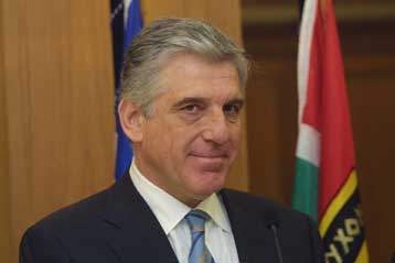 Μεταρρυθμίσεις τώρα και παντού ζητά ο υπουργός Εθνικής Αμυνας