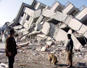 Μετρά τις πληγές της η Τουρκία την επομένη του ισχυρού σεισμού στην επαρχία Αφιόν