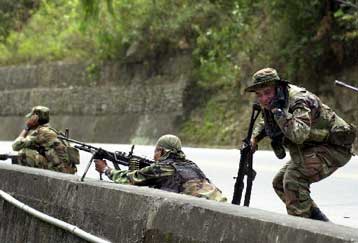 Νέες επιθέσεις παραστρατιωτικών ομάδων και αριστερών ανταρτών στην Κολομβία