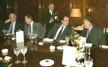 Επαφές με πολιτικούς παράγοντες στη Βρετανία έχει ο Καραμανλής